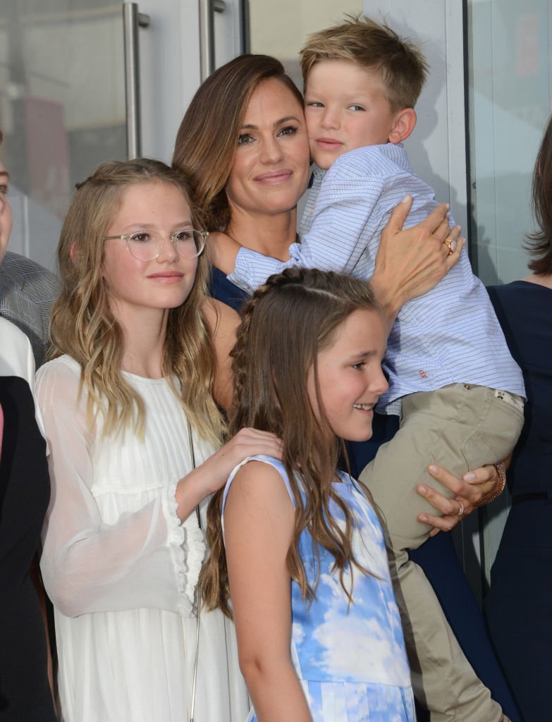 Jennifer Garner con sus tres hijos en el paseo de la fama de Hollywood.| Foto: Getty Images.