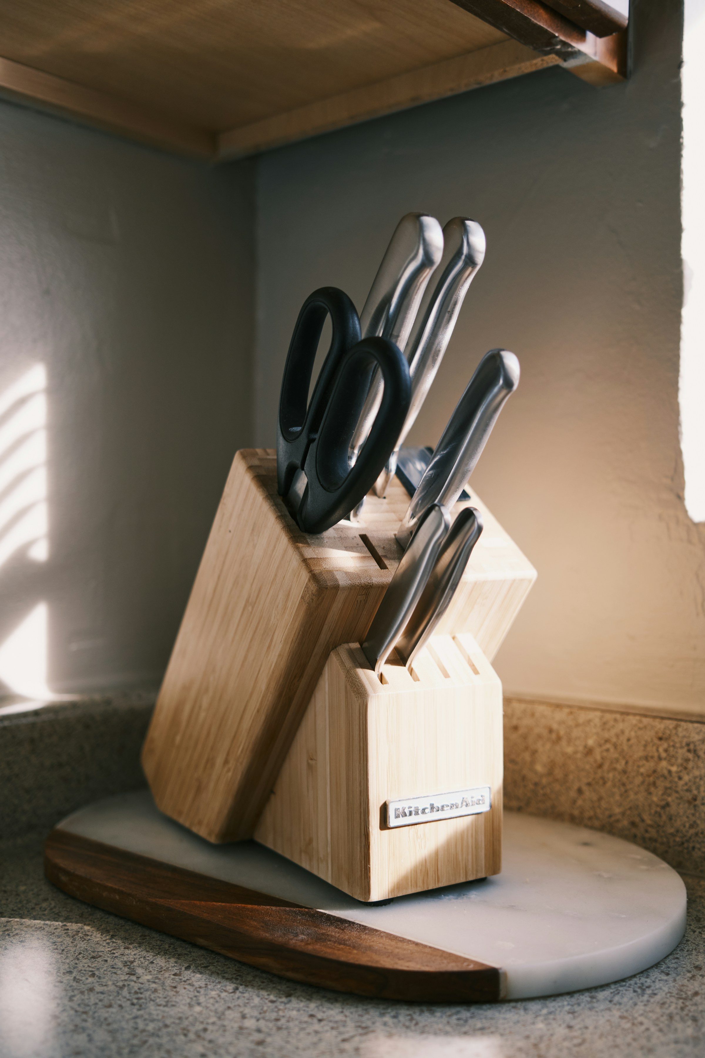 Kitchen scissors in a knife block | Source: Unsplash