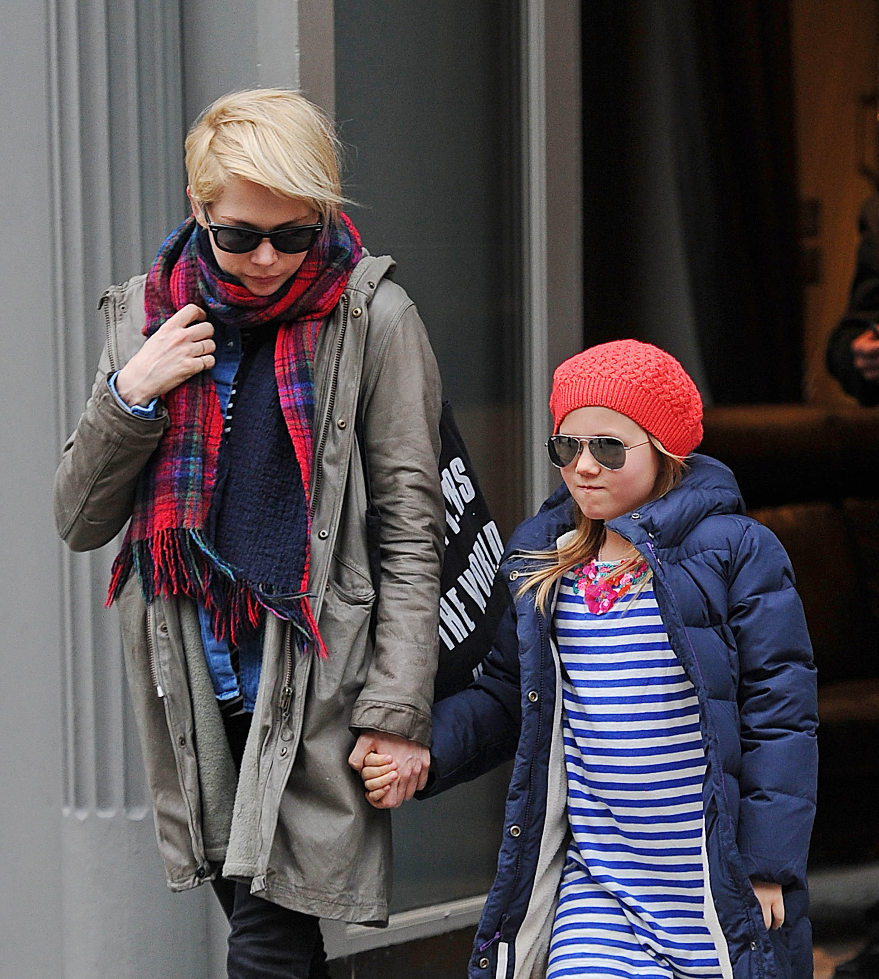 Michelle Williams y su hija Matilda Ledger fotografiadas el 6 de marzo de 2013 en Nueva York. | Foto: Getty Images