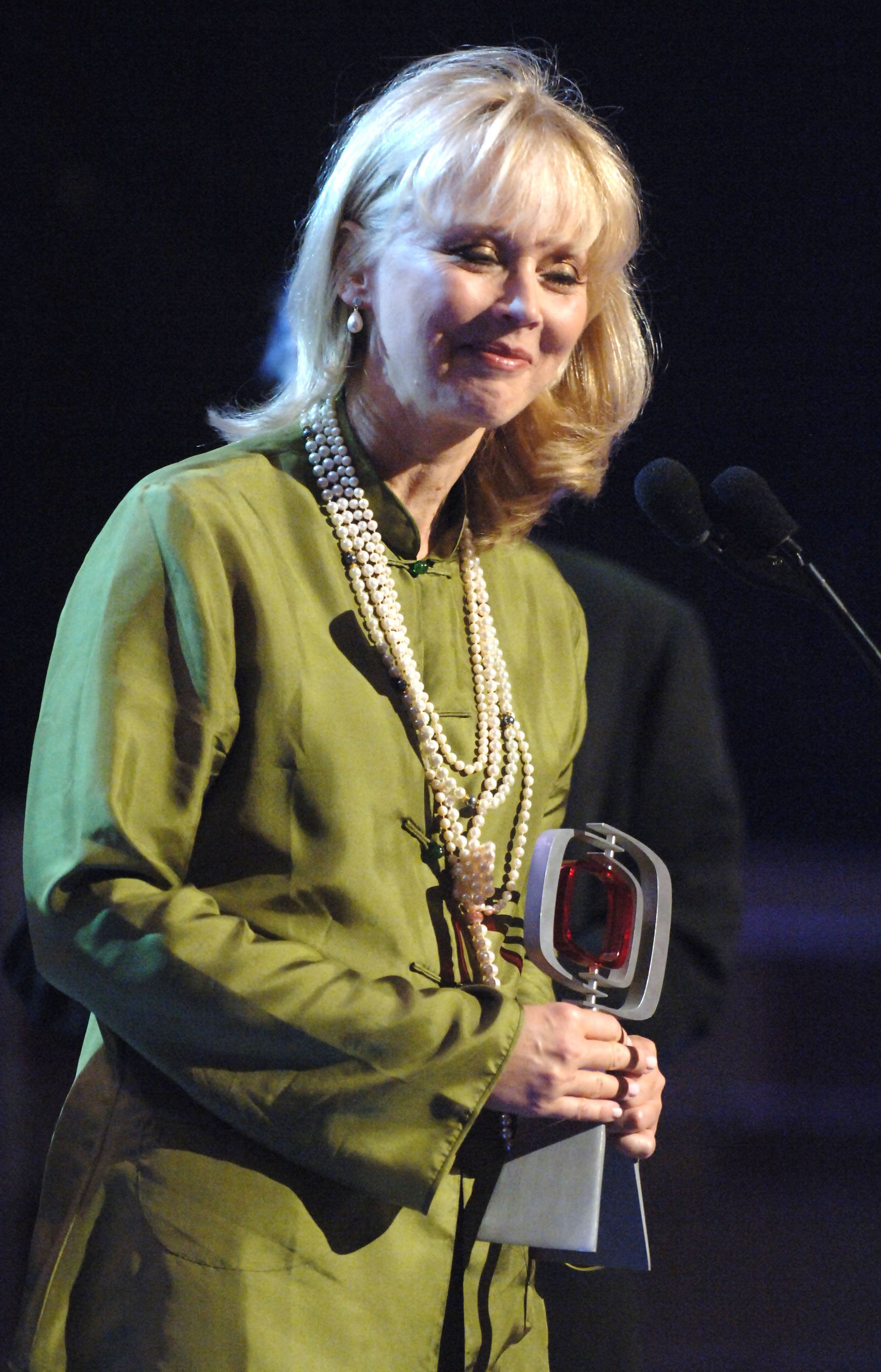 Shelley Long accepts Legend Award for Cheers during 2006 TV Land Awards, Santa Monica, California, United States. | Photo: Getty Images