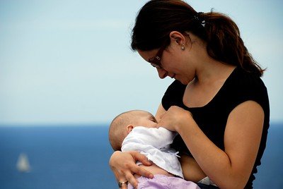 Mujer alimentando a su bebé. | Foto: Pixabay