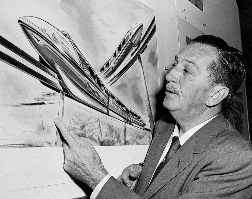 Walt Disney examina el dibujo de un artista del futurista sistema de monorraíl que funcionaría en Disneyland, el 01 de enero de 1959. | Foto: Getty Images