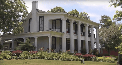 A view of the main house at The Loretta Lynn Ranch in Tennessee | Source: YouTube/Tennessee Crossroads