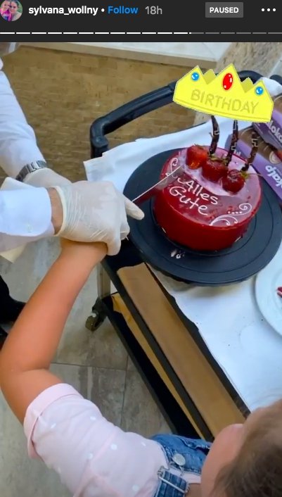 Geburtstagskindbeim Anschneiden ihrer Torte | Quelle: Instagram/sylvana_wollny