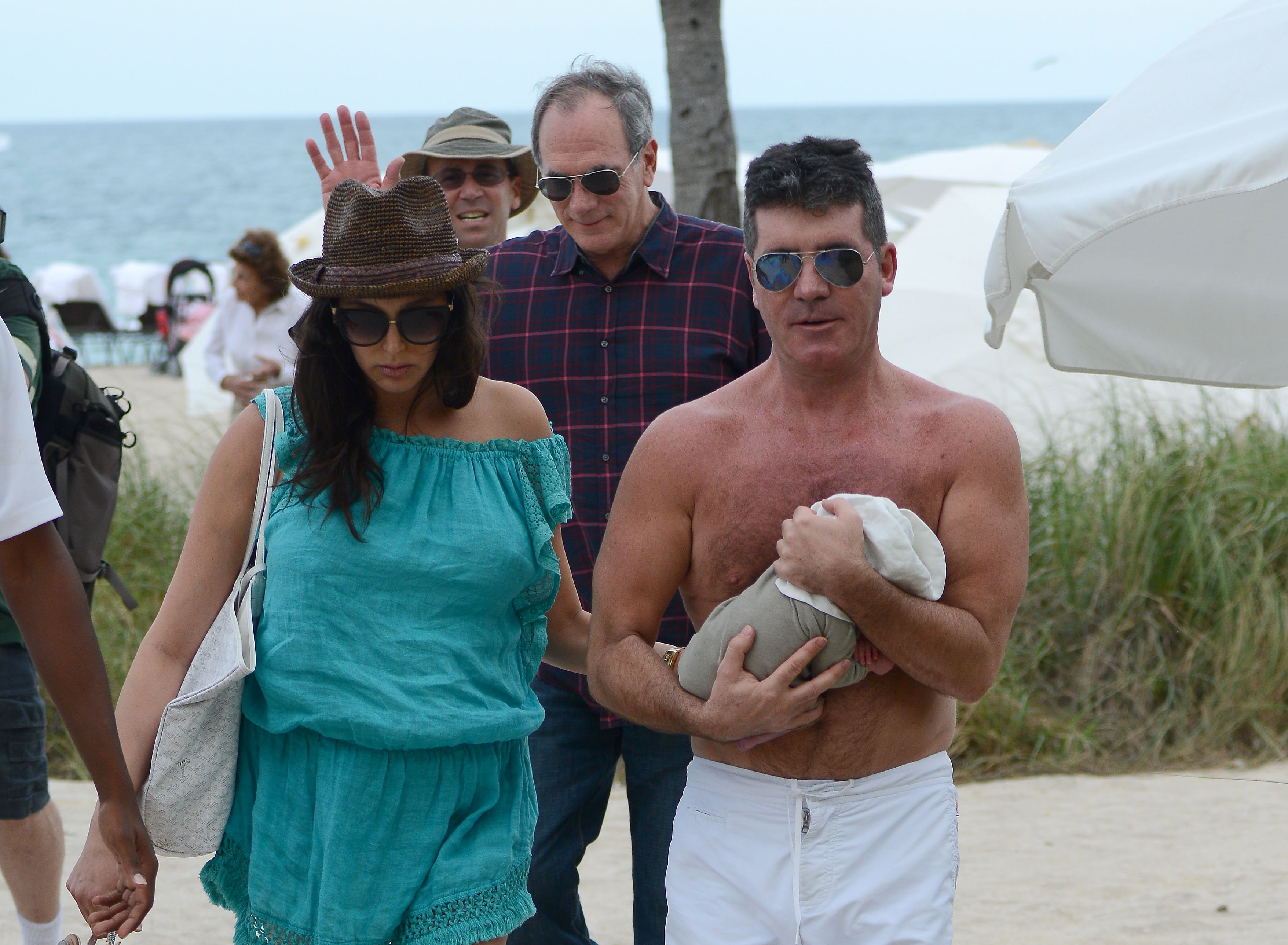 Simon Cowell y Lauren Silverman son vistos con su hijo recién nacido, Eric Cowell, mientras están en la playa el 24 de febrero de 2014 en Miami, Florida. | Foto: Getty Images