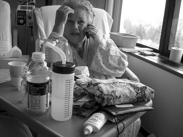 Vieille dame malade. | Photo : Flickr Vieille dame malade. | Photo : Flickr