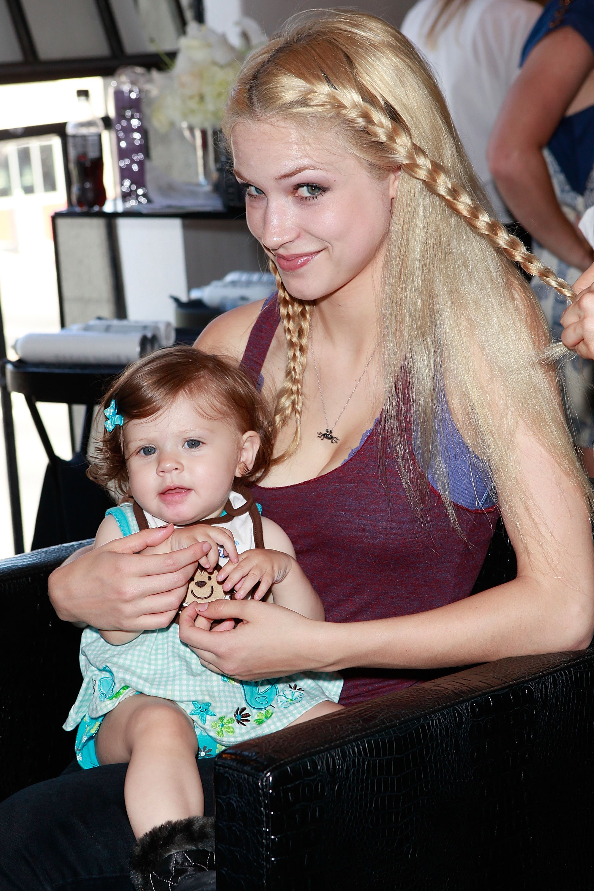 Alexis Knapp and daughter Kailani attend the Colgate Optic White Beauty Bar at Nine Zero One Salon With Skintimate, Fake Bake And Cetaphil, Produced by BMF Media on June 2, 2012 in West Hollywood, California. | Source: Getty Images