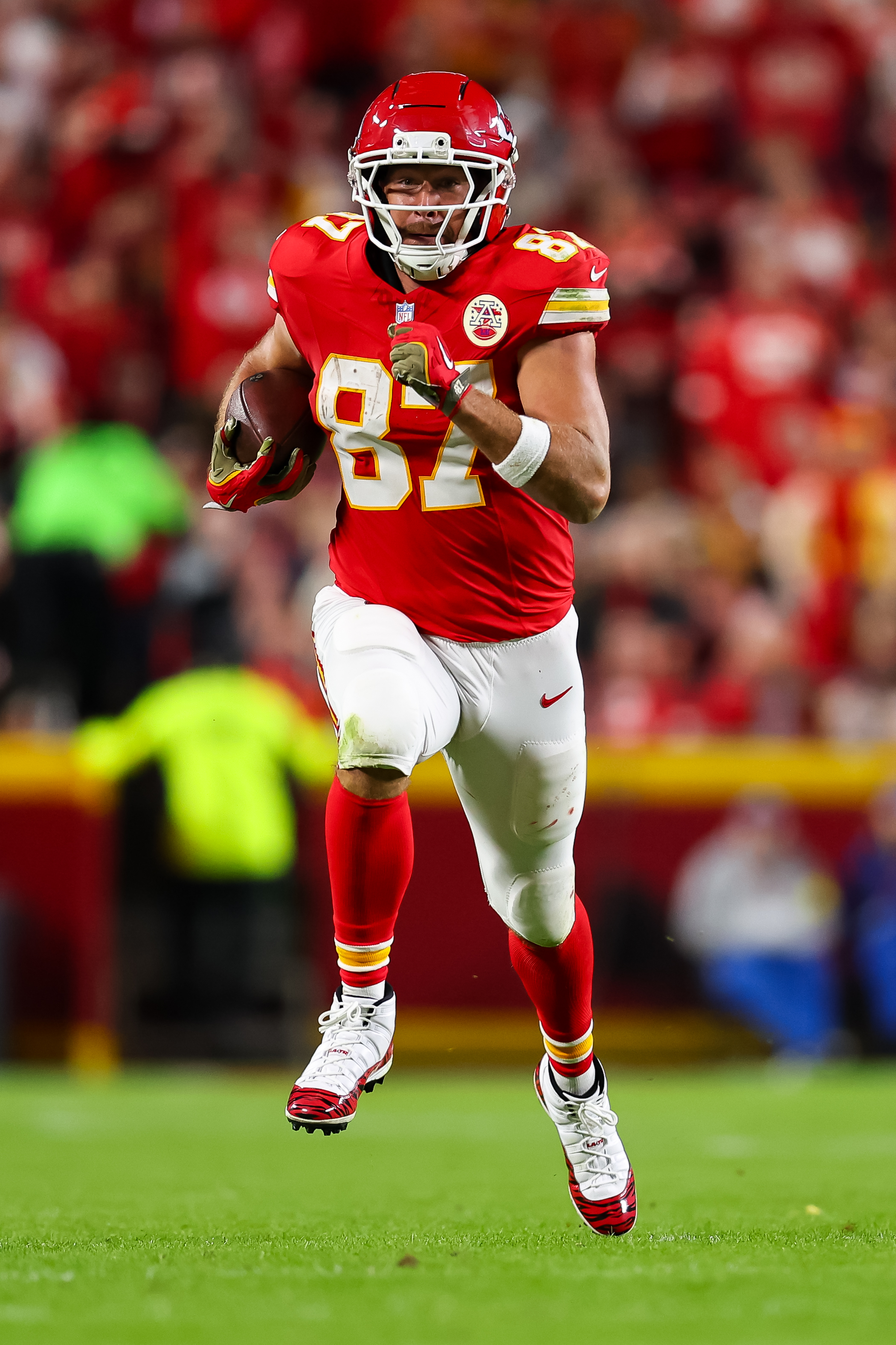 Travis Kelce running with a football during the Kansas City Chiefs' face-off against the Washington Commanders. | Source: Getty Images