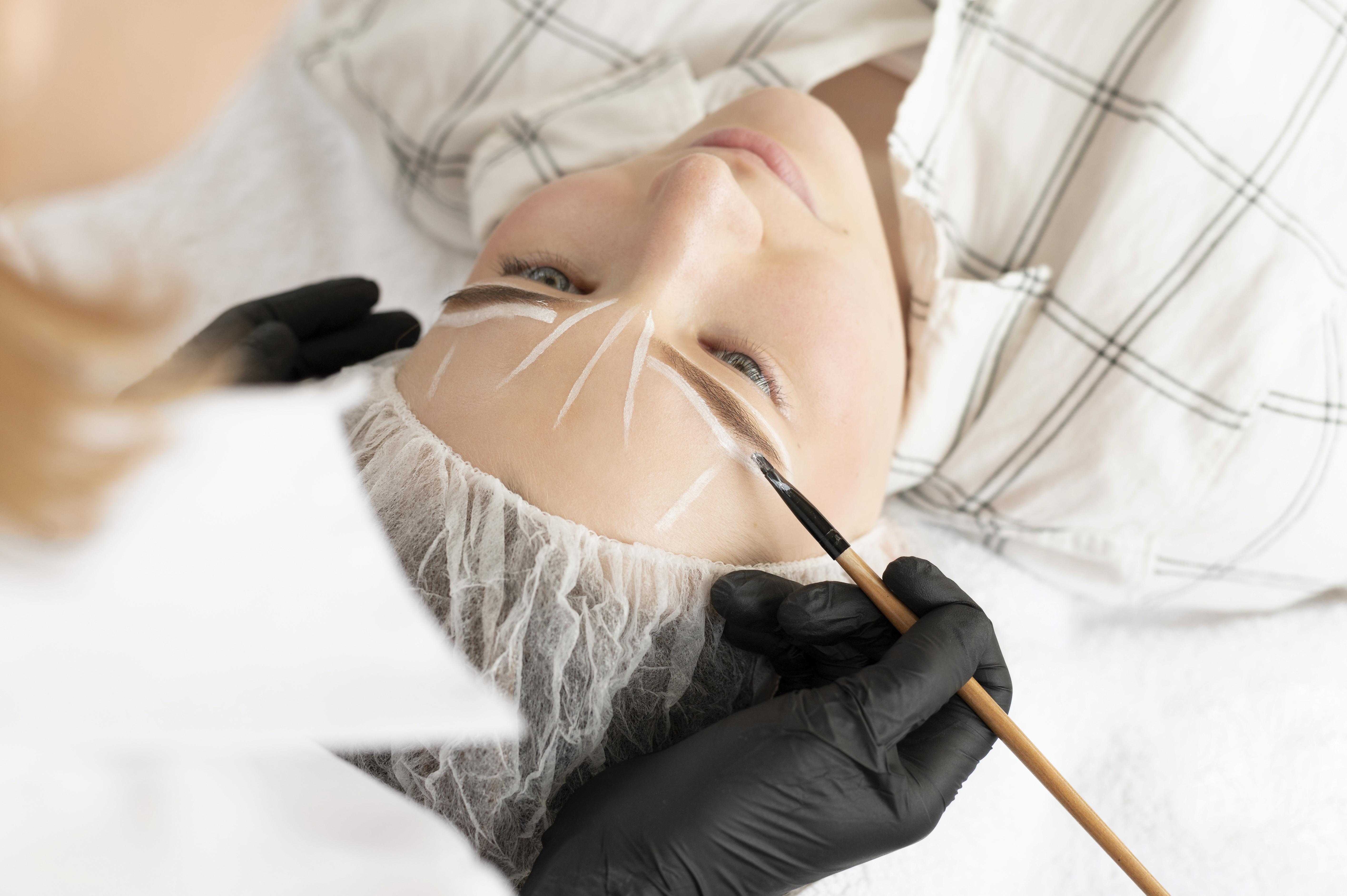Mujer haciéndose un tratamiento estético en las cejas. │ Foto: Freepik