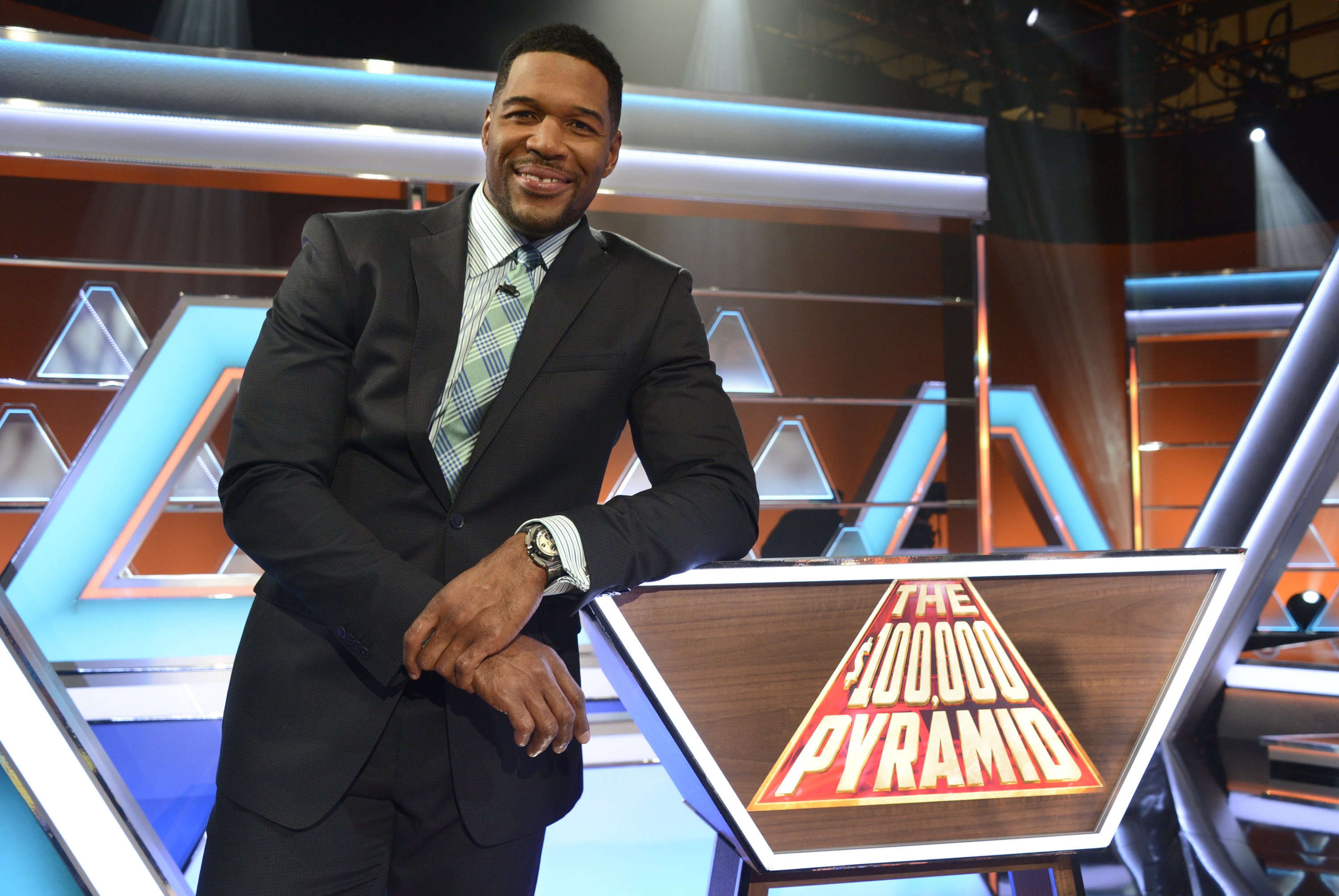 Michael Strahan hosts a new version of the classic game show, "The $100,000 Pyramid", airing Sunday at 21:00 ET | Photo: Getty Images