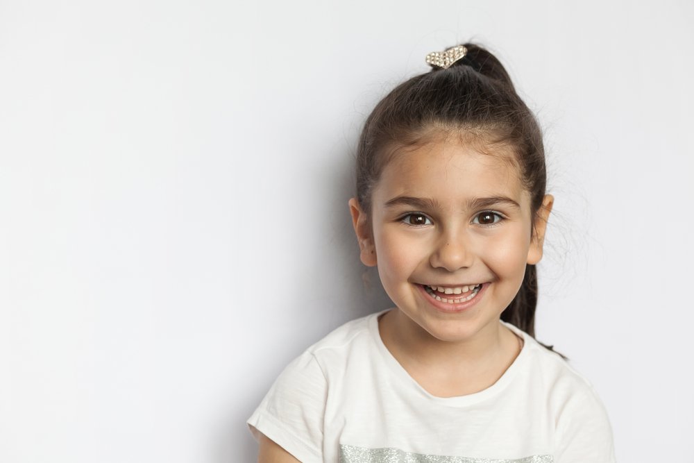 Une petite fille souriante | Photo: Shutterstock