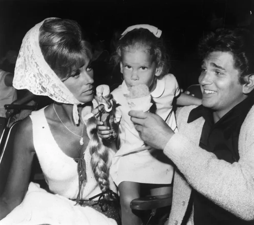 Michael Landon with his wife, Lynn, and their young daughter in August 1965. | Source: Getty Images