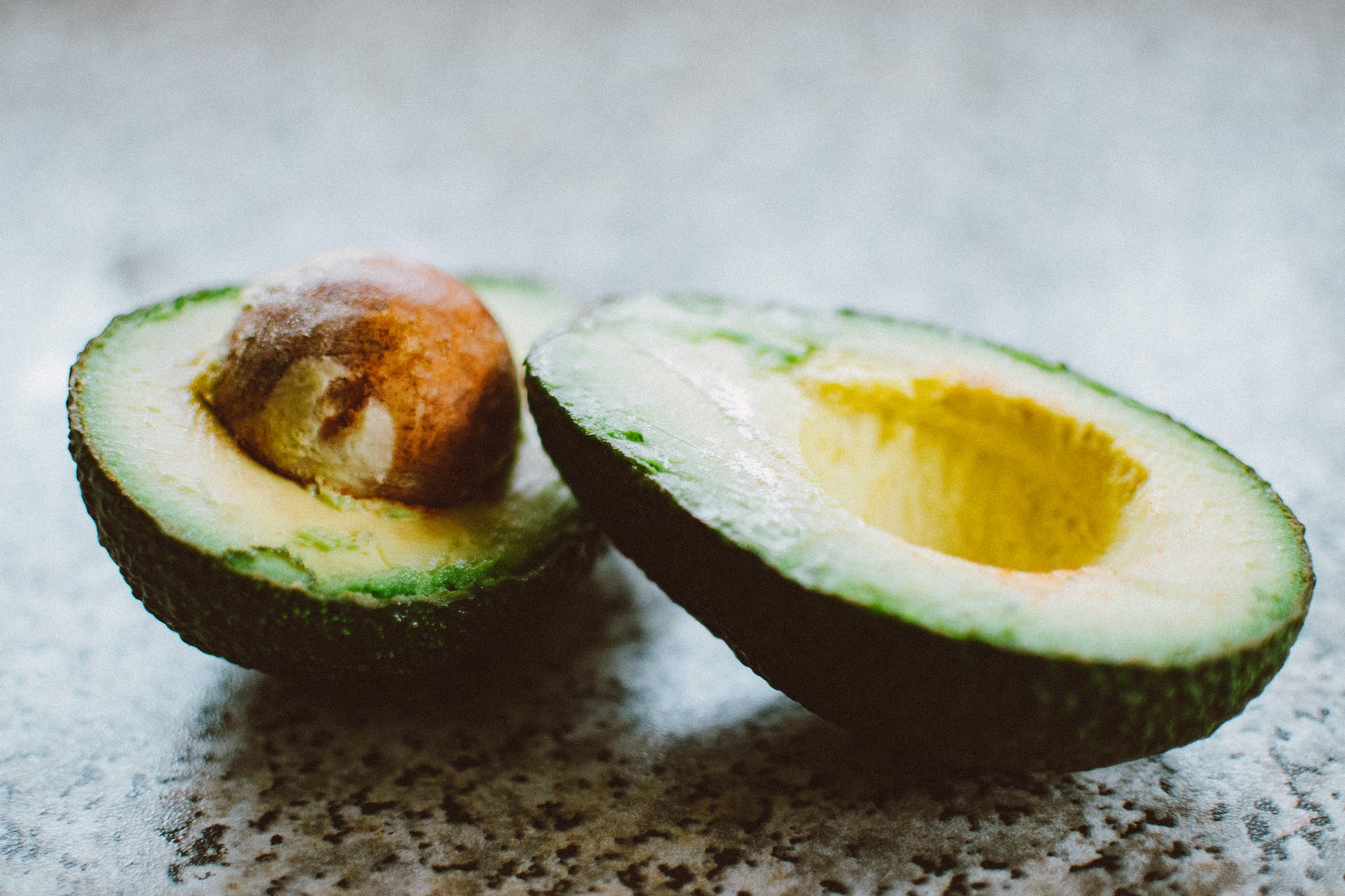 A sliced avocado | Source: Pexels