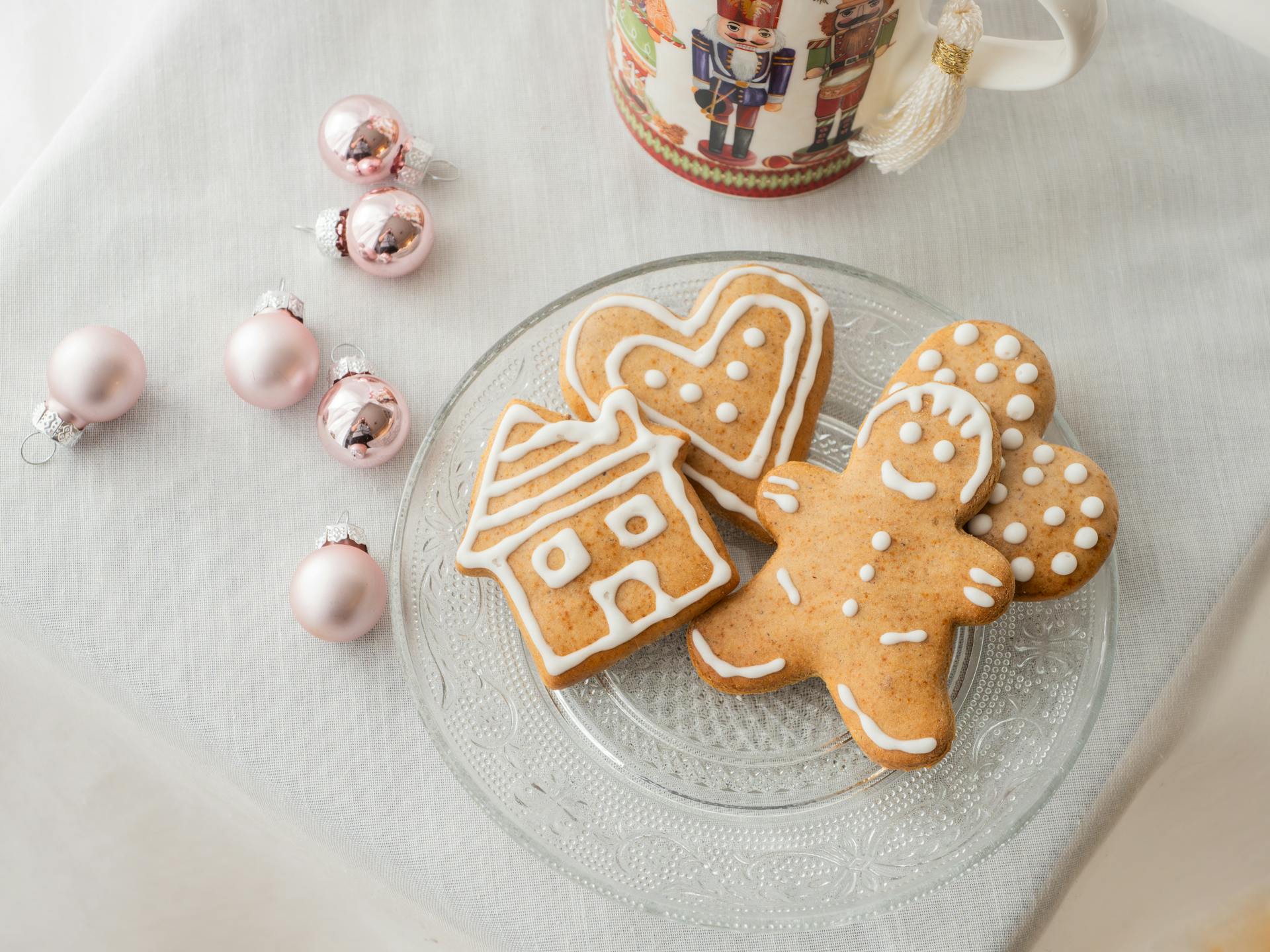 Gingerbread cookies and Christmas decorations | Source: Pexels