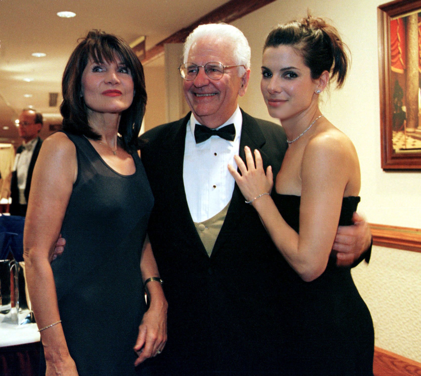 Sandra Bullock (R) with her parents Helga and John at the Lombardi Gala on October 3, 1998 in Washington, D.C. | Source: Getty Images