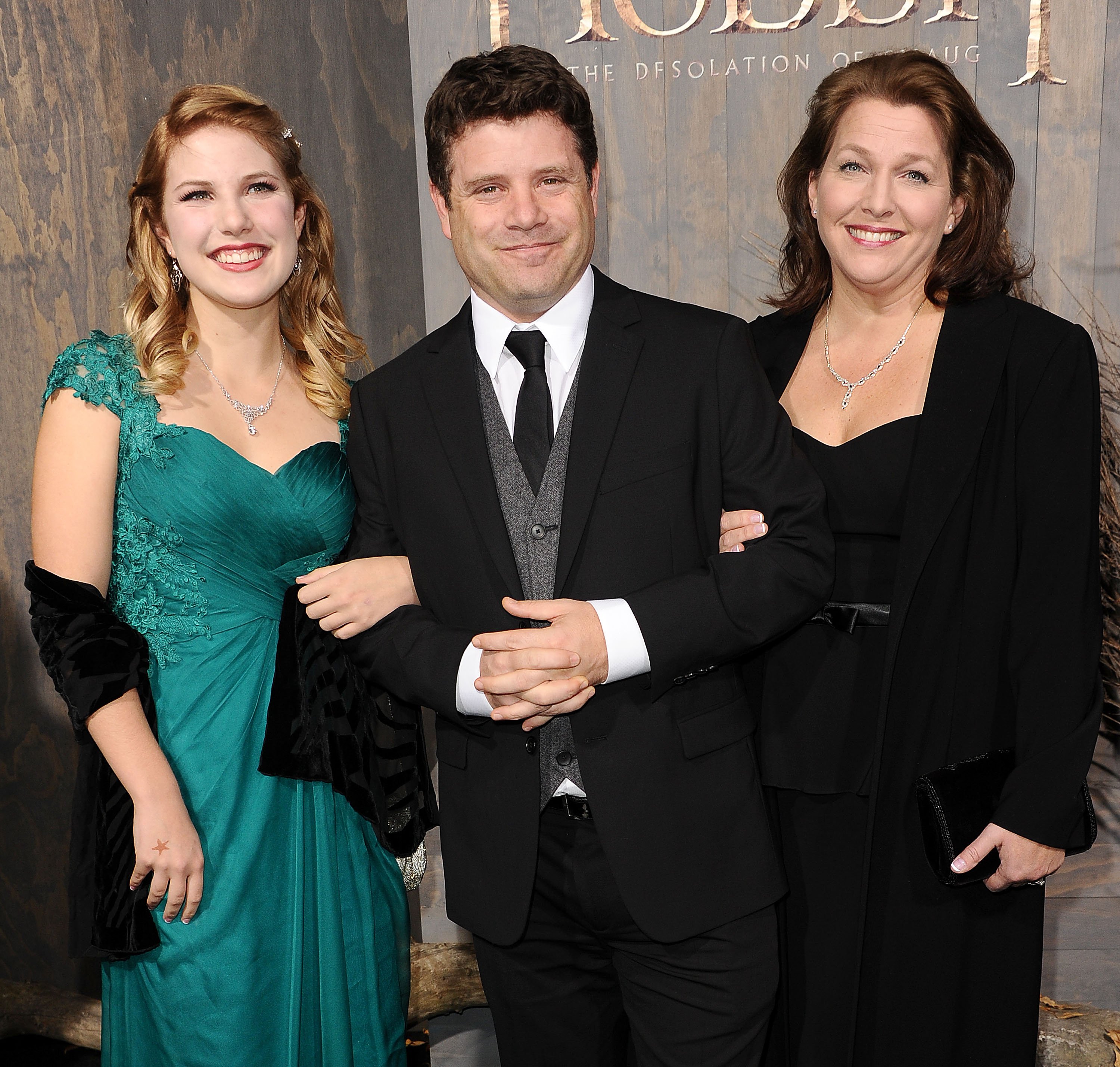 Actor Sean Astin (C), with daugther Ali Astin (L) and Christine Astin (R) attends the premiere of "The Hobbit: The Desolation Of Smaug" at TCL Chinese Theatre on December 2, 2013 in Hollywood, California. | Source: Getty Images