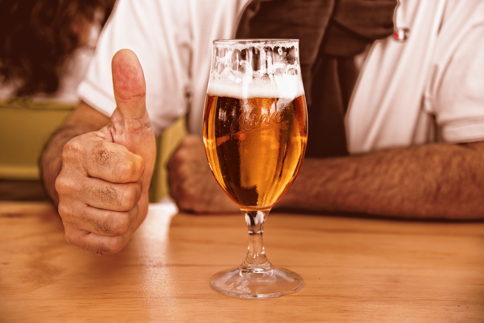 A man with a glass of beer. | Source: Pixabay