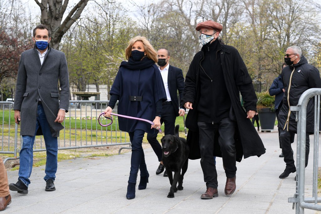 Brigitte Macron qui fait une balade avec son chien Nemo, et sa garde rapprochée. ǀ Source : Getty Images
