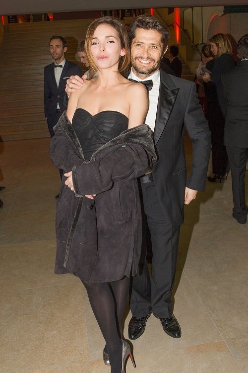 L'actrice Claire Keim (gauche) et son compagnon Bixente Lizarazu assistent au GQ Men of the year awards 2012 au Musée d'Orsay le 16 janvier 2013 à Paris, France. | Photo : Getty Images