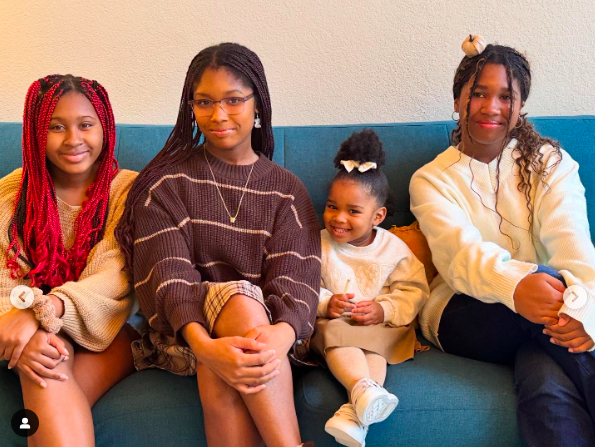 Micah, Madison, and MaKayla Williams posing with a loved one on Thanksgiving. | Source: Instagram/yoginisdww