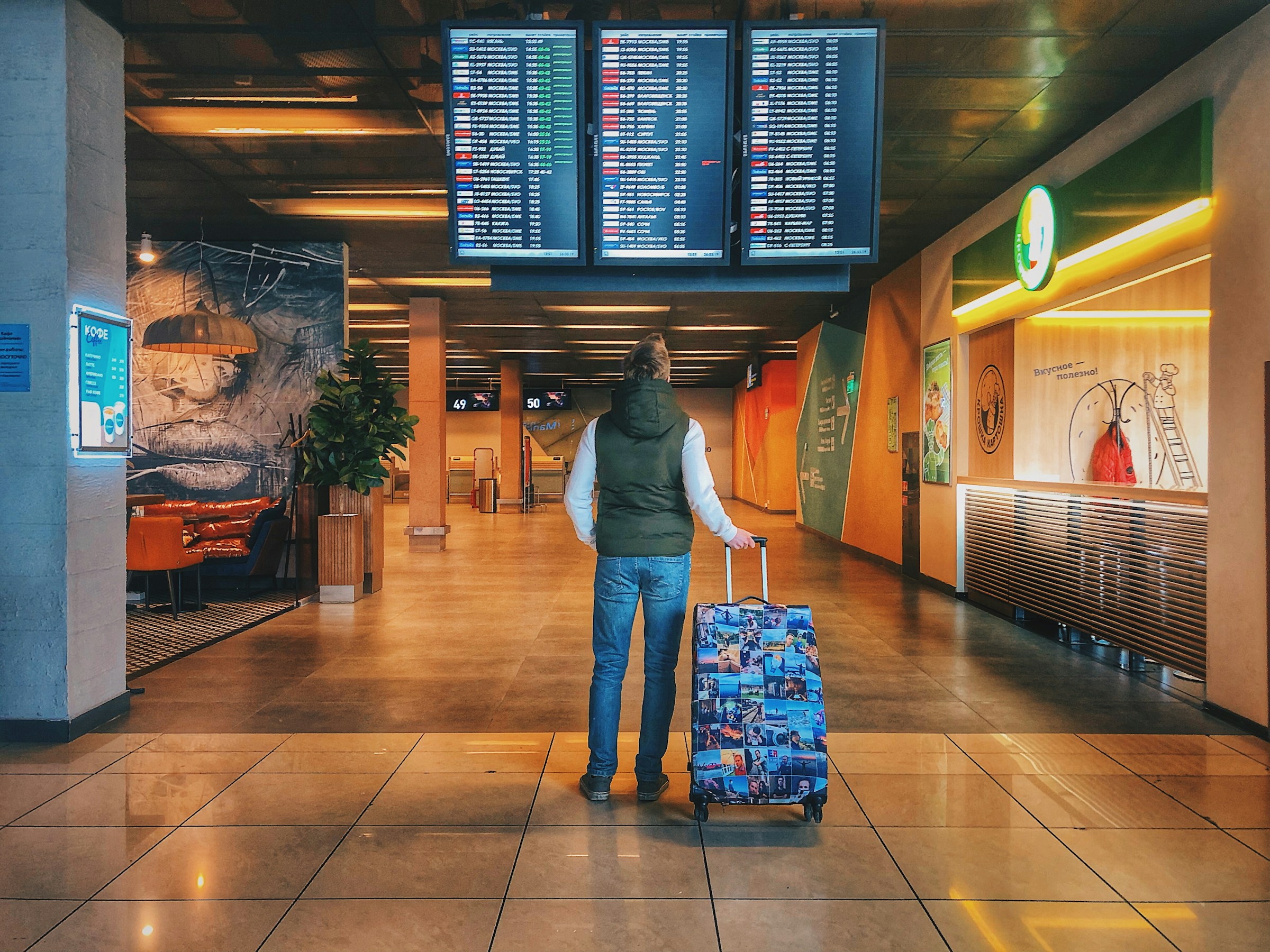 A man with a luggage bag at an airport | Source: Unsplash