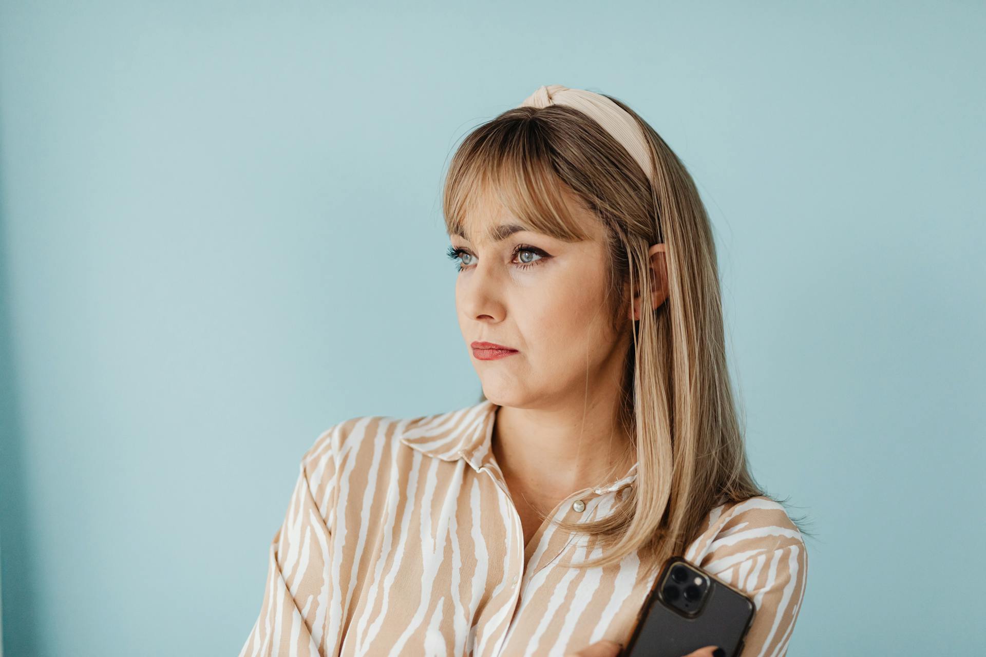 A woman looking afar | Source: Pexels