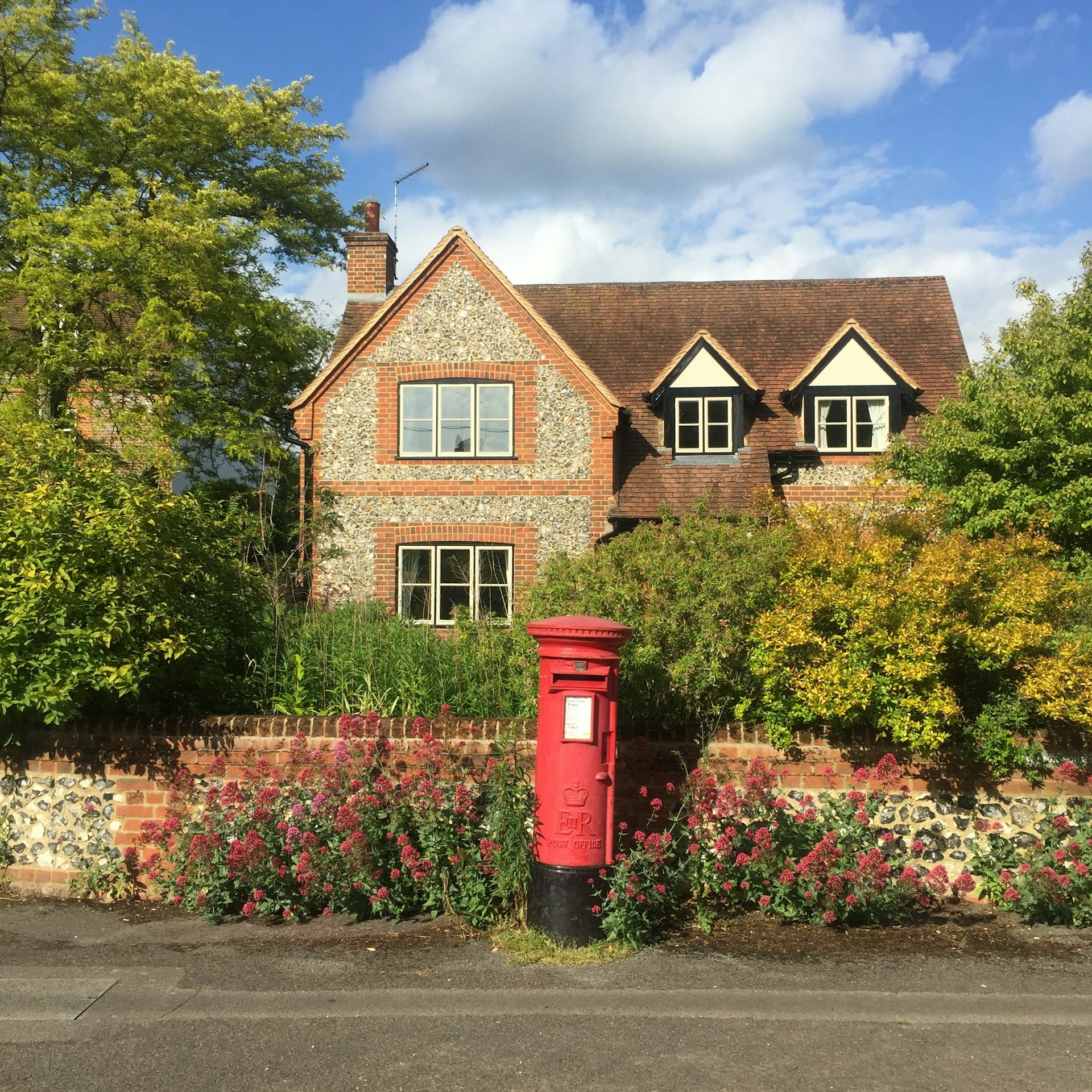 A house with a red mailbox | Source: Unsplash
