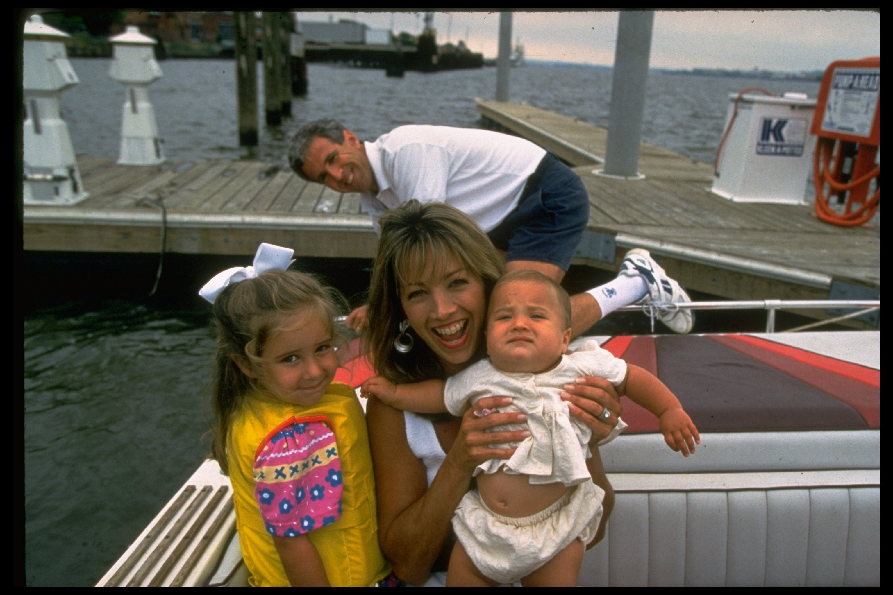 Denise Austin and Jeff Austin with their daughters Kelly, 3, and Katie, 7 months, aboard their 24-foot powerboat on June 3, 1992, in Potomac River, N. Virginia |  Source: Getty Images