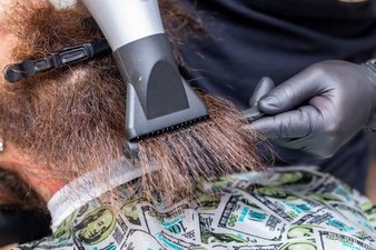 Persona secando acicalando una barba. │Foto: Freepik