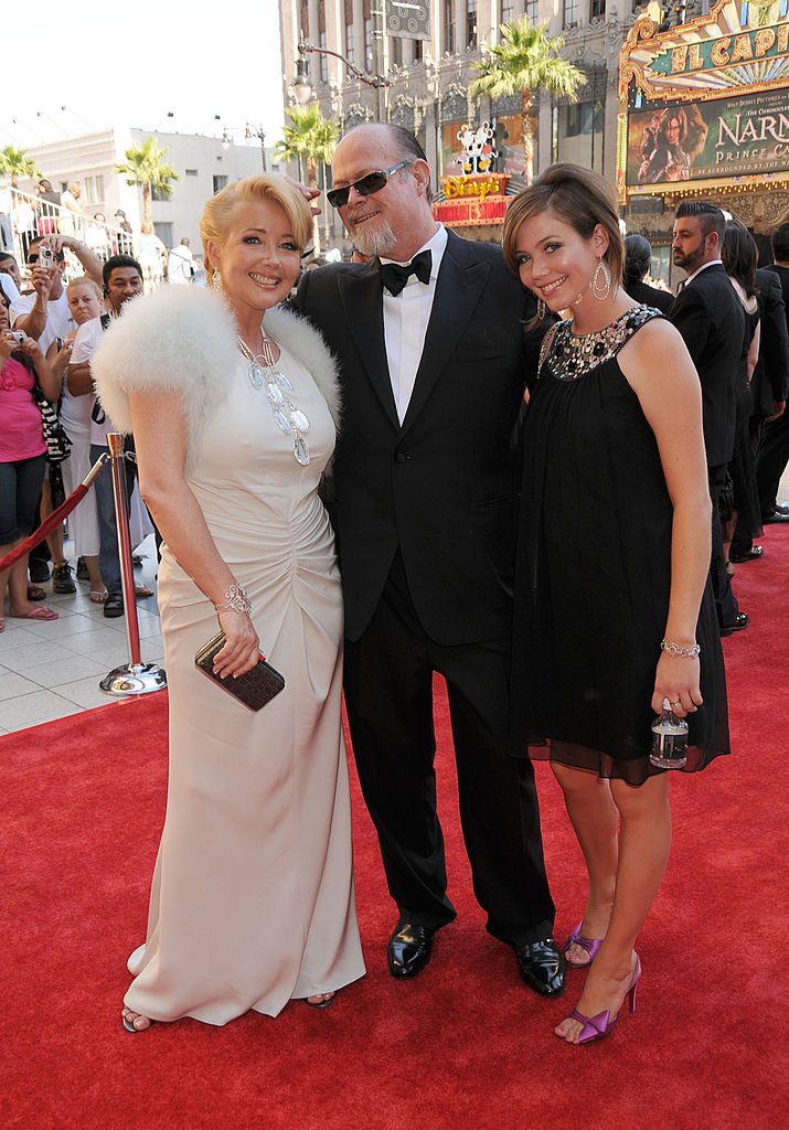 Melody Thomas Scott, husband Edward Scott and daughter arrive to The 35th Annual Daytime Emmy Awards at the Kodak Theatre on June 20, 2008. | Photo: Getty Images