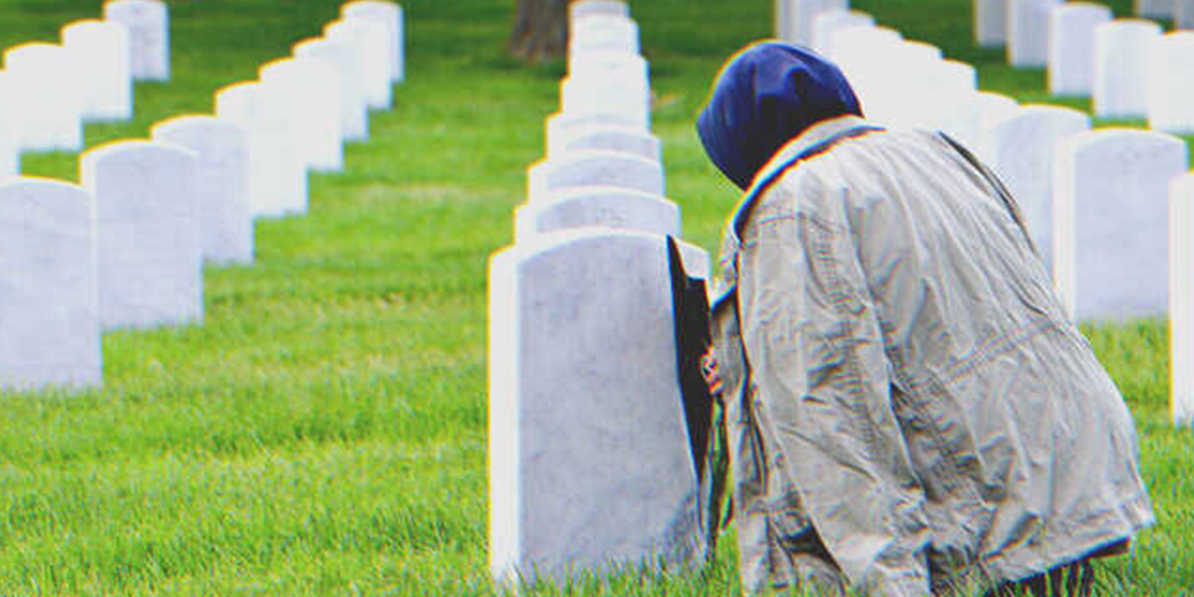 Una mujer arrodillada frente a una tumba | Foto: Shutterstock