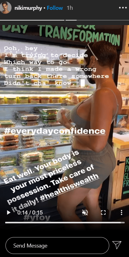 Another photo of Nicole Murphy grocery shopping and giving health tips | Photo: Instagram/nikimurphy