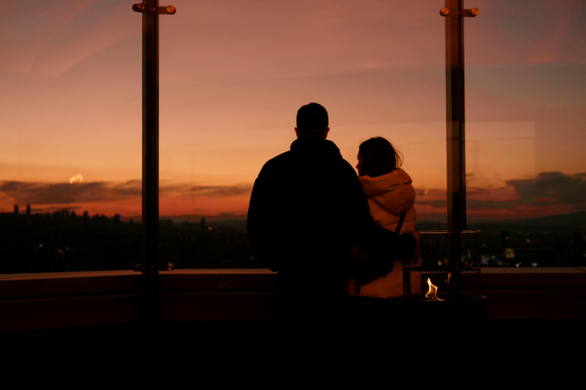 A couple standing together | Source: Pexels