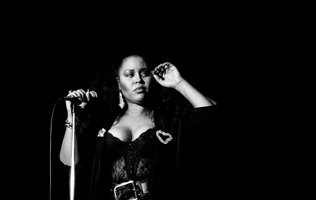 Singer Vesta Williams performs at the Park West in Chicago, Illinois in March 1989. | Photo: Getty Images