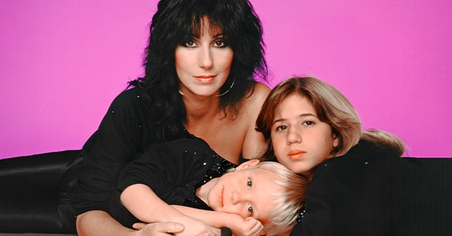 Sängerin und Schauspielerin Cher mit den Kindern Chastity Bono und Elijah Blue Allman | Quelle: Getty Images