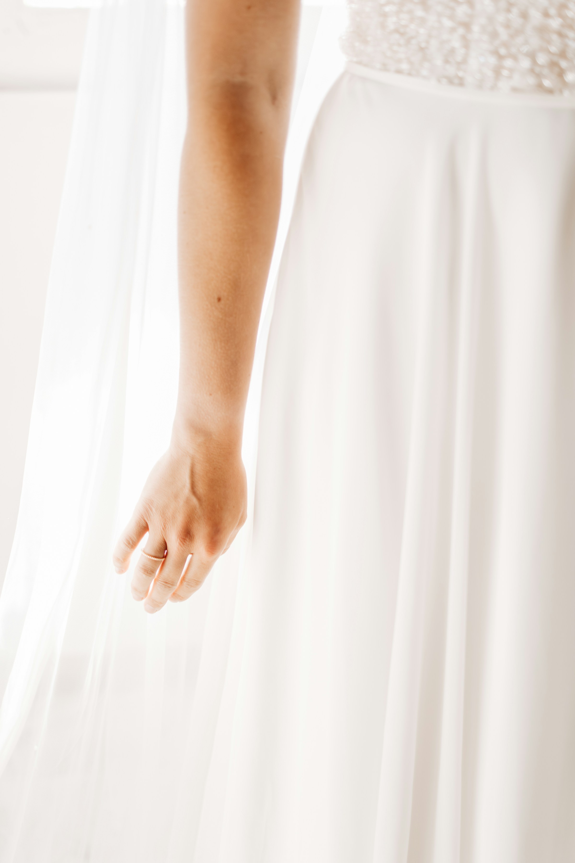 Een close-up van een bruid in een trouwjurk | Bron: Unsplash