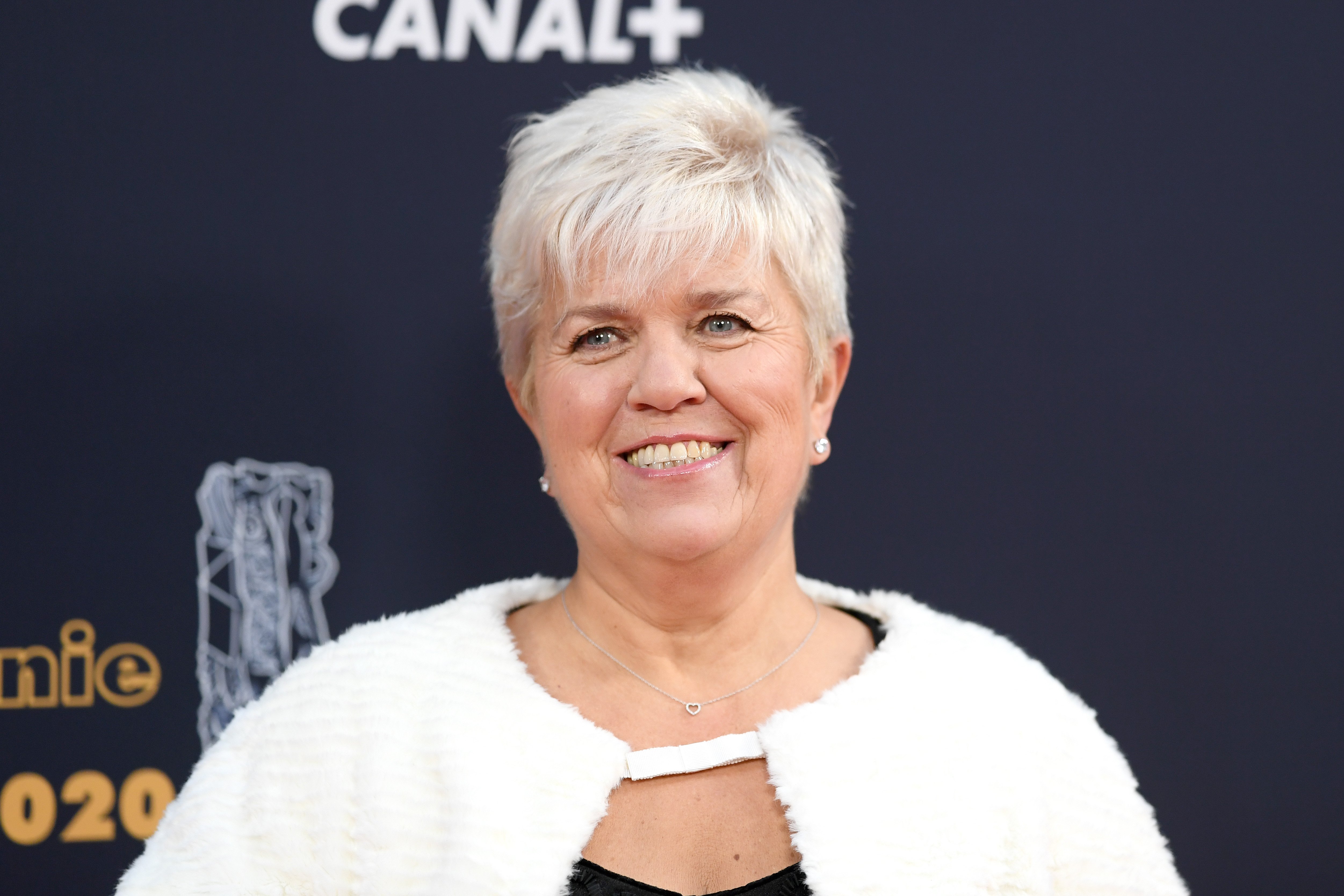 Portrait de Mimie Mathy pose sur le tapis rouge de la cérémonie des César 2020 à la Salle Pleyel à Paris le 28 février 2020 | Source : Getty Images