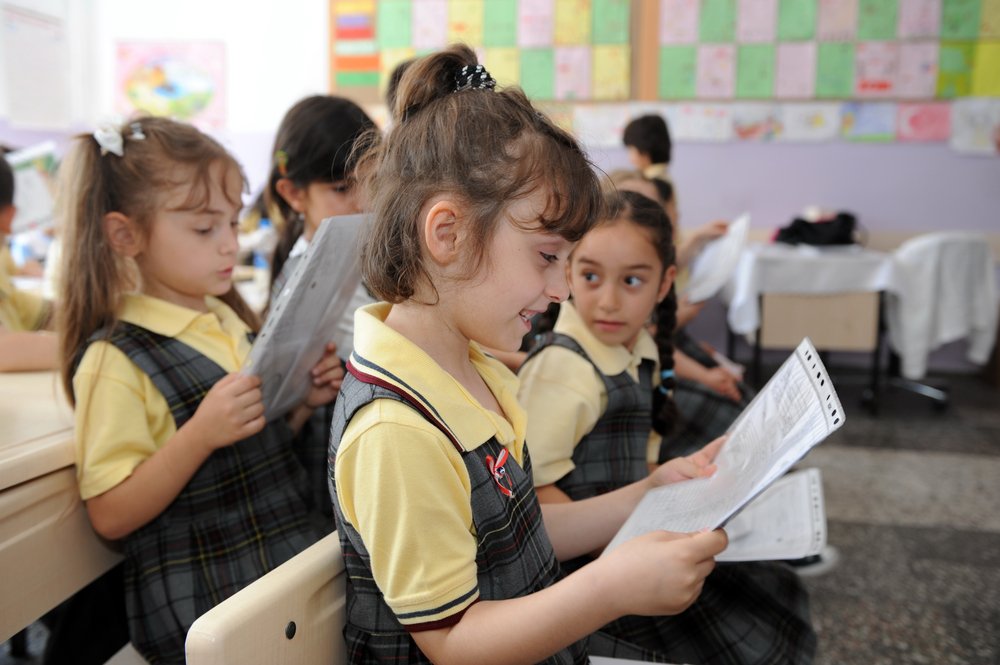 A photo of students with their report cards. | Photo: Shutterstock