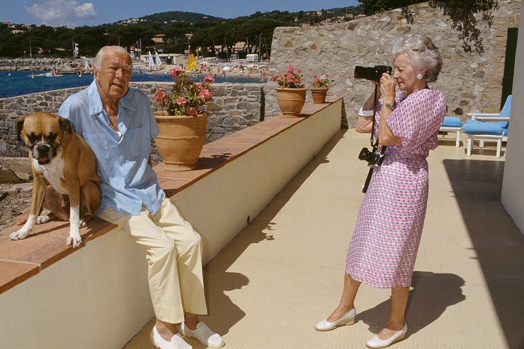 Lilian de Suecia, duquesa de Halland y su esposo el Príncipe Bertil, duque de Halland, 06 de julio de 1988 en su casa de la Costa Azul. | Foto: Getty Images