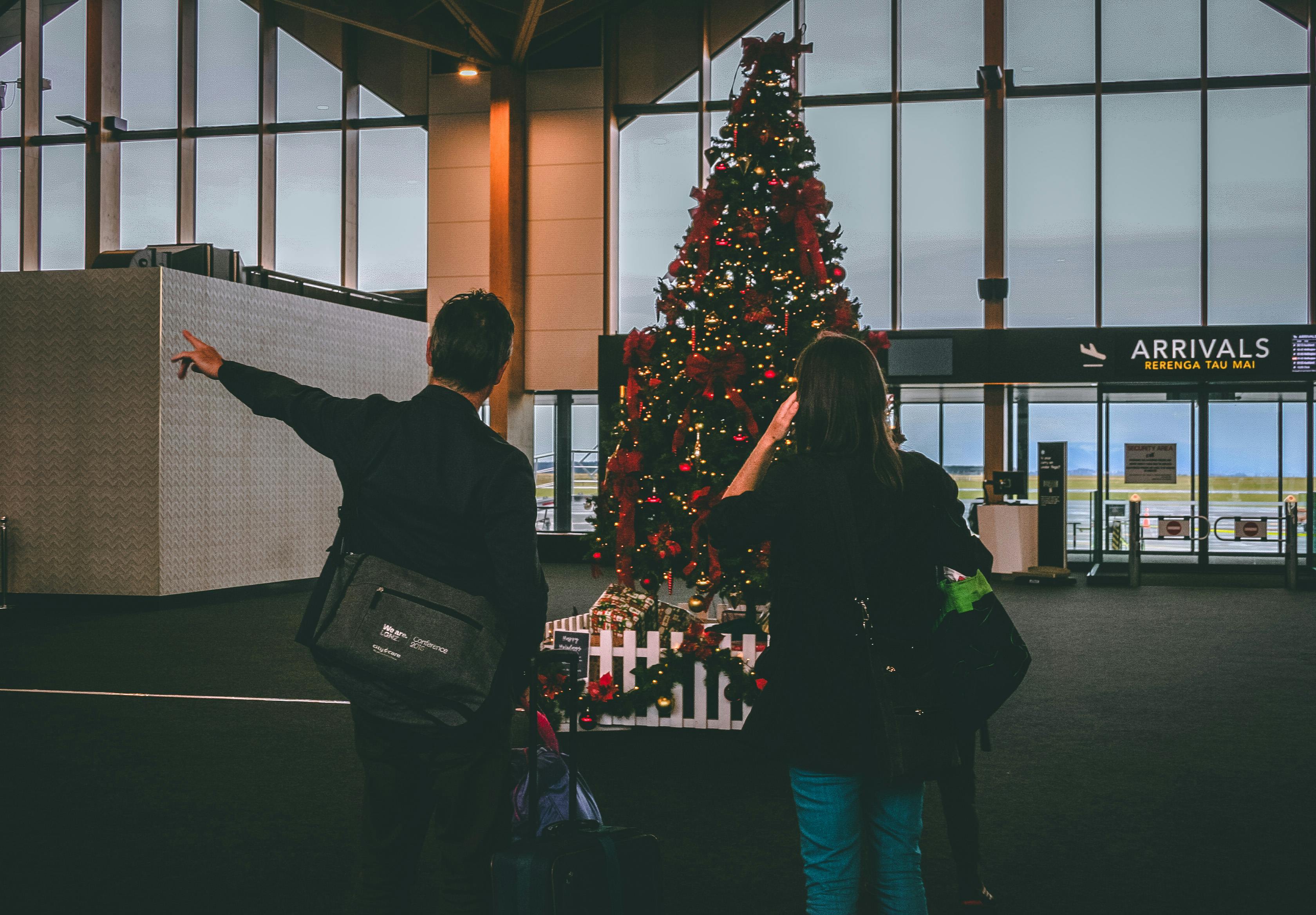 A couple at the airport | Source: Pexels