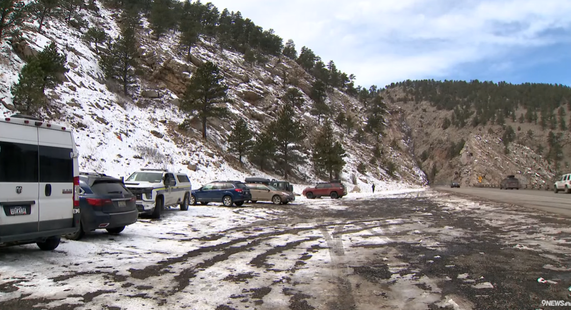 Cars are parked near the site in Boulder Canyon where Megan Trussell’s body was discovered, posted on May 28, 2025 | Source: YouTube/9news