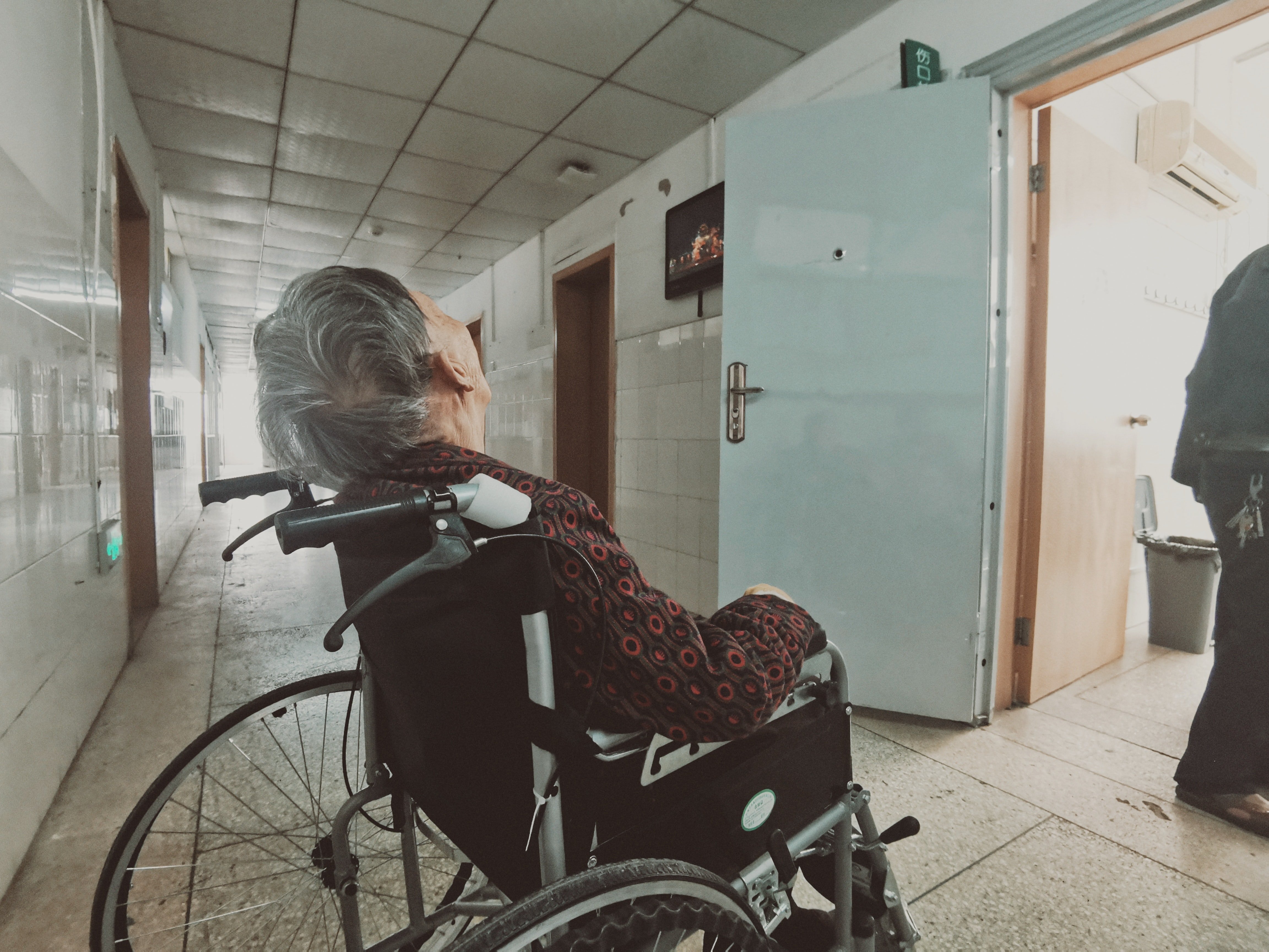The old woman revealed she was kicked out of the hospital. | Source: Unsplash
