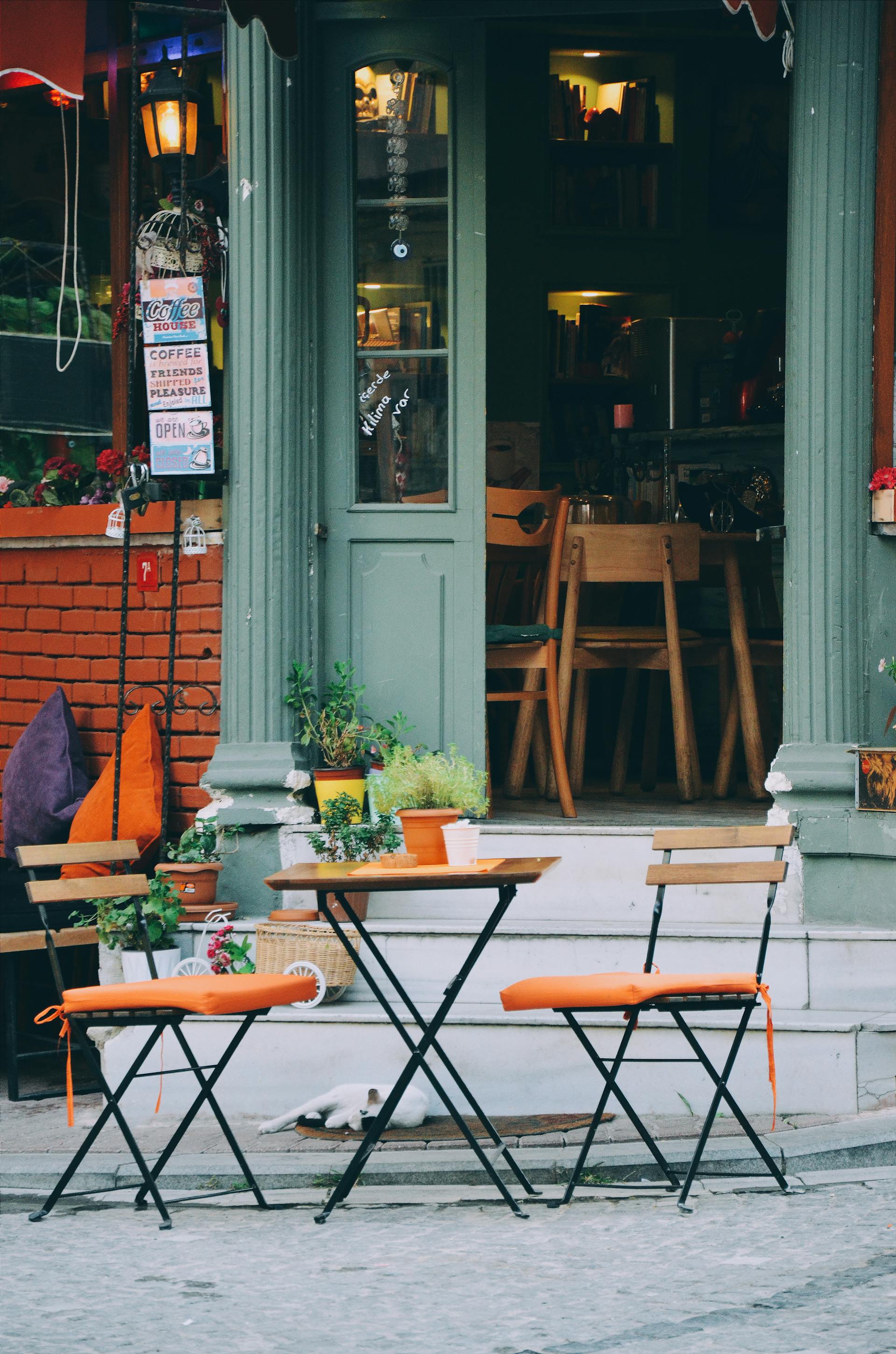 A brown and orange three-piece patio set outside a coffee shop | Source: Pexels