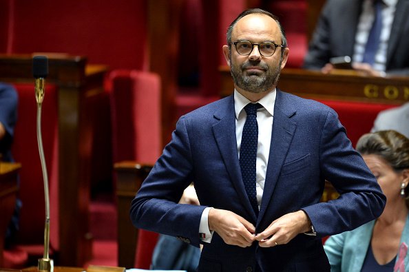 Le Premier ministre français Edouard Philippe réagit alors que les ministres répondent aux députés lors des questions hebdomadaires au gouvernement. | Photo : Getty Images.