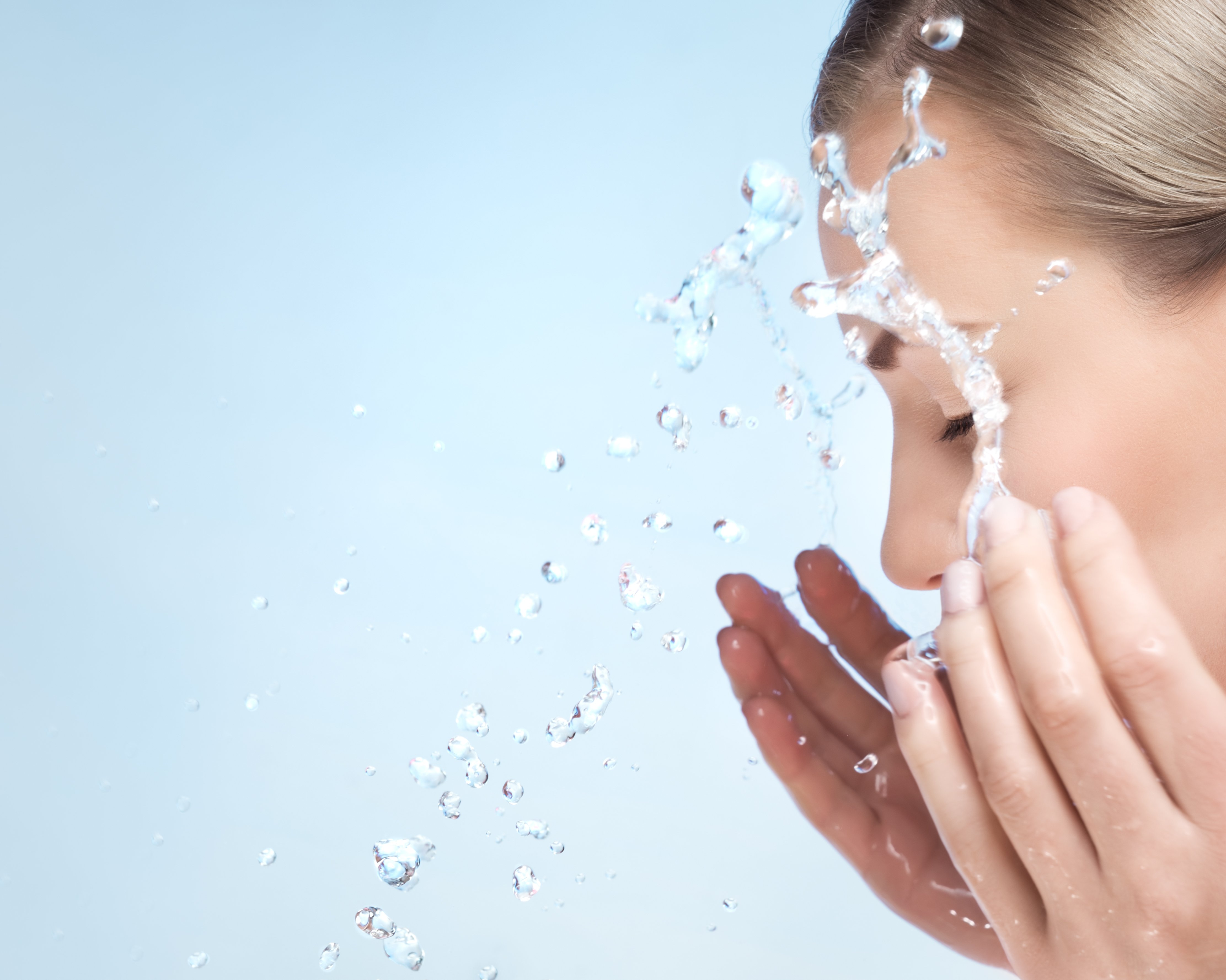 Une femme se lave le visage. | Photo : Shutterstock