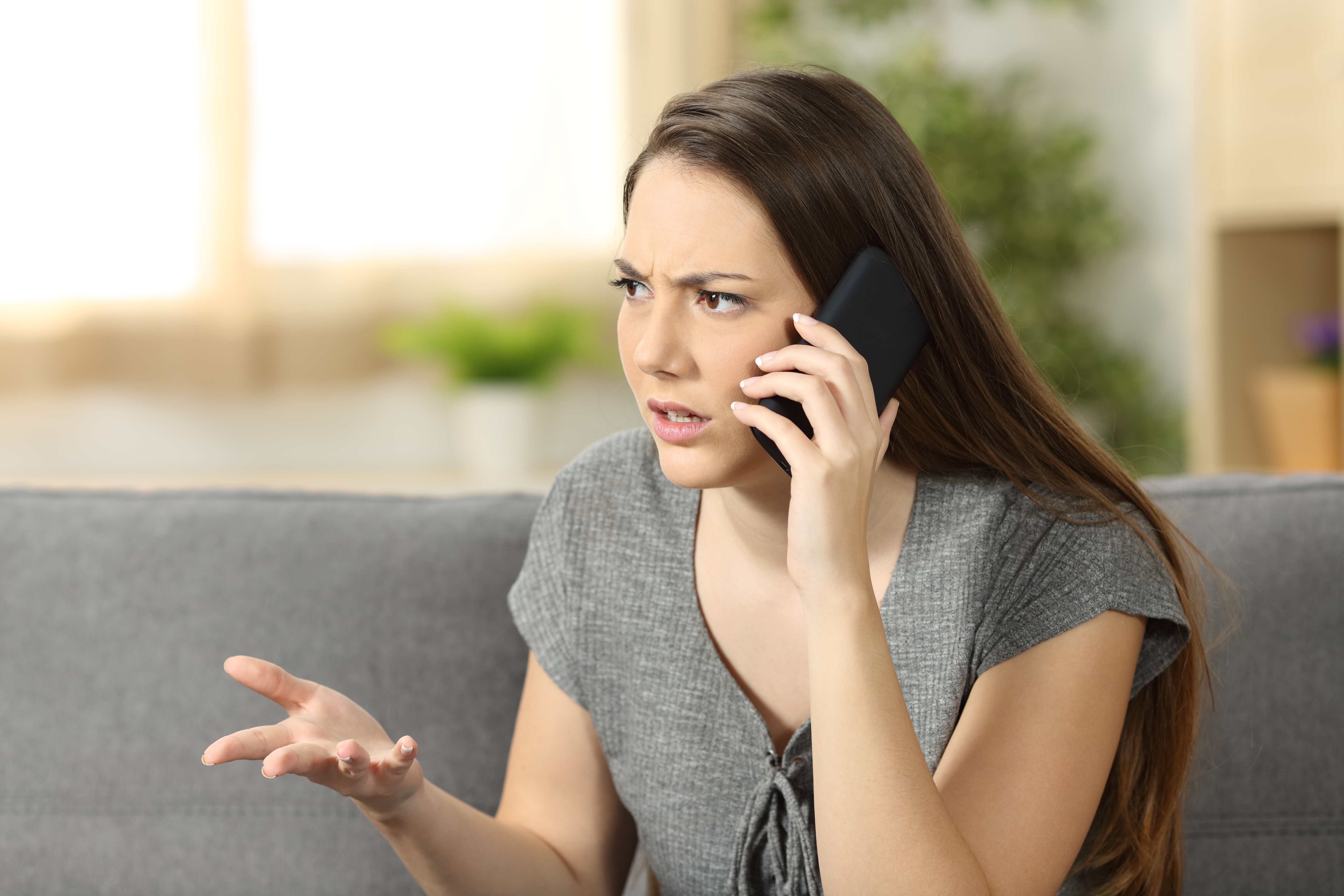 An angry woman talking on her phone | Source: Shutterstock