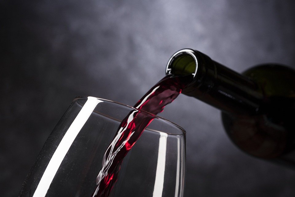 Eine Flasche Rotwein | Quelle: Pixabay