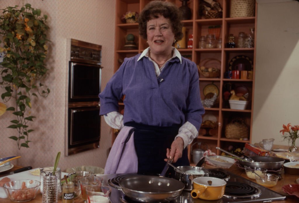 Julia Child cocinando en 1982, Estados Unidos. I Foto: Getty Images
