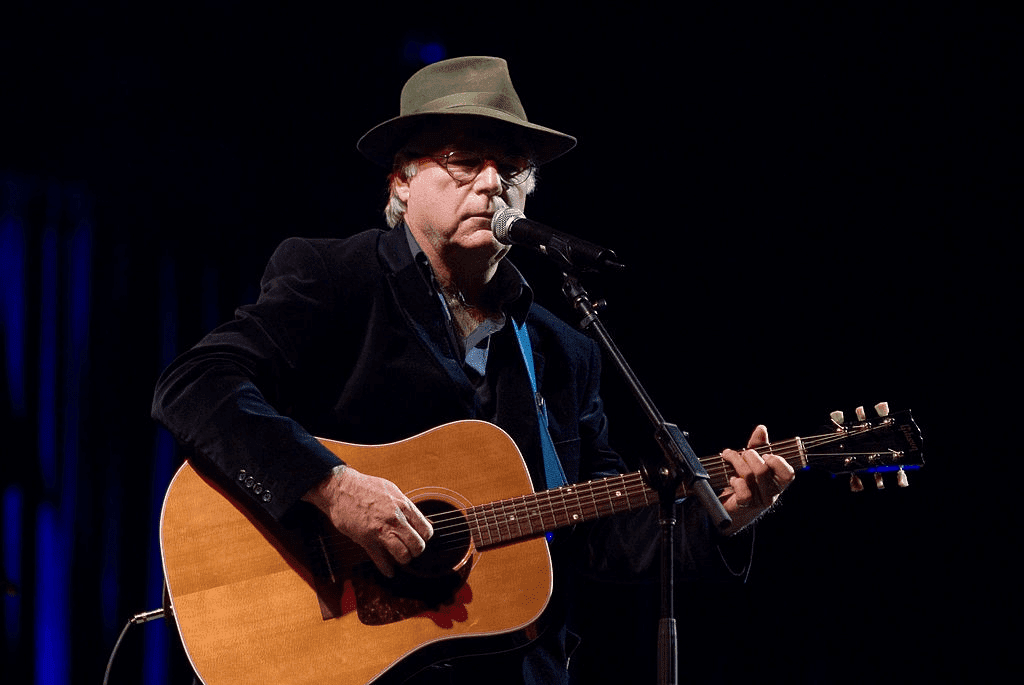 ÉTATS-UNIS - 22 JANVIER : Photo de David OLNEY en direct sur scène lors de l'hommage de Jesse Winchester à la Folk Alliance qui s'est tenue à la Conversion de Memphis. | Photo : Getty Images ÉTATS-UNIS - 22 JANVIER : Photo de David OLNEY en direct sur scène lors de l'hommage de Jesse Winchester à la Folk Alliance qui s'est tenue à la Conversion de Memphis. | Photo : Getty Images