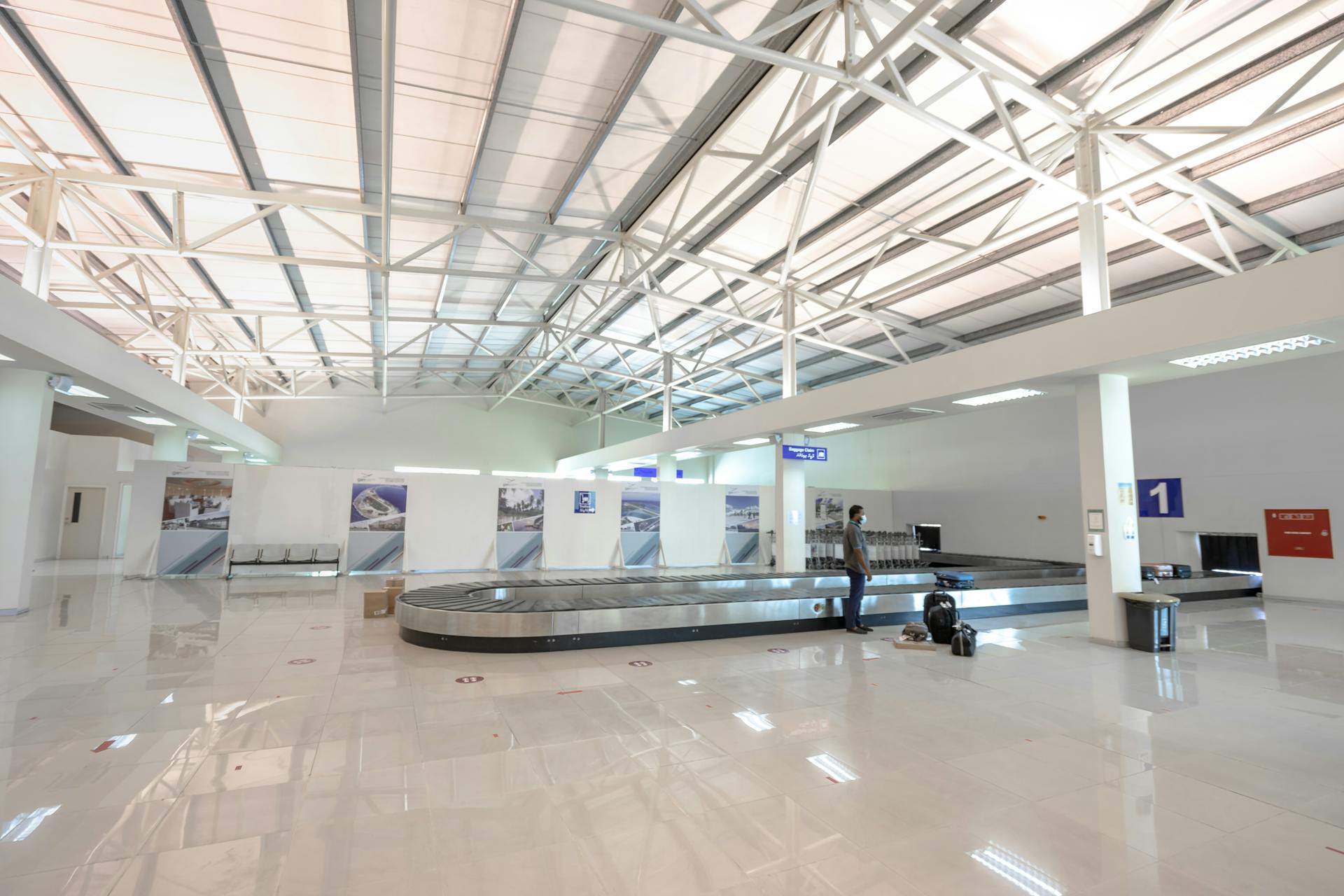 Baggage claim section inside an airport | Source: Pexels